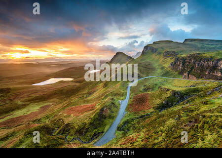 Sunrise oltre la Quiraing sull'Isola di Skye in Scozia Foto Stock