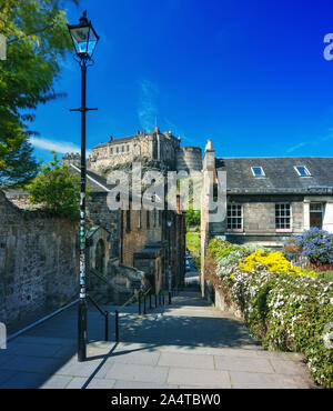 Una vista verso il Castello di Edimburgo dal Vennel nella Città Vecchia. Foto Stock