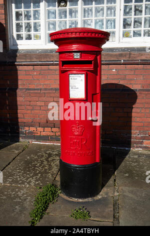 Red post office postbox Port Sunlight England Regno Unito Foto Stock