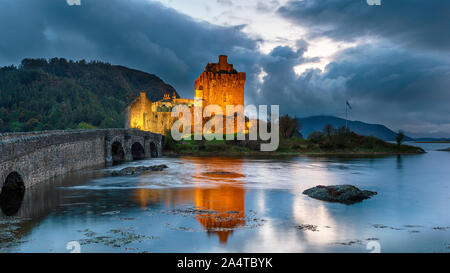 Nighfall oltre il Castello Eilean Donan sulle rive di Loch Alsh a Dornie nelle Highlands della Scozia Foto Stock