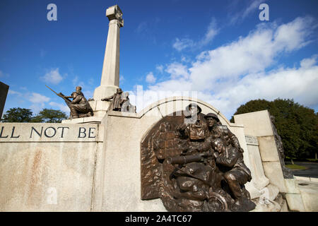 Macchina di fanteria gunner gruppo rilievo bronzo Lapide sul memoriale di guerra nel centro di Port Sunlight England Regno Unito Foto Stock