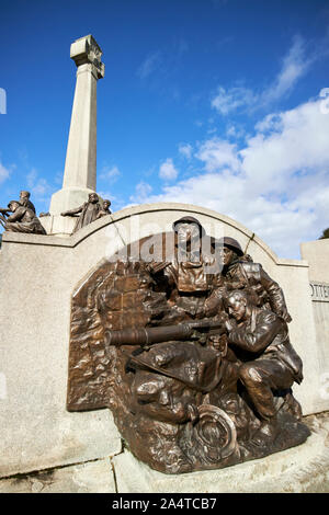 Macchina di fanteria gunner gruppo rilievo bronzo Lapide sul memoriale di guerra nel centro di Port Sunlight England Regno Unito Foto Stock