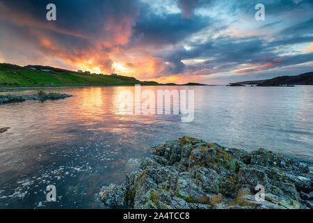Tramonto mozzafiato a Scourie Bay nelle Highlands della Scozia Foto Stock