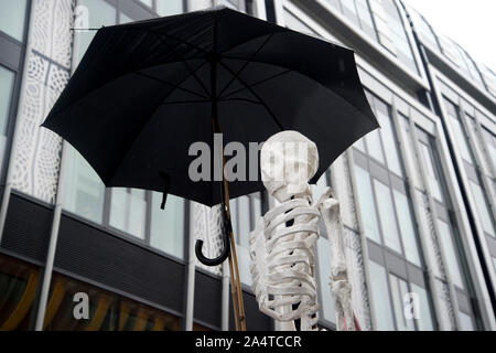 Londra il 12 ottobre 2019 la ribellione di estinzione Marcia Funebre da Marble Arch. Lo scheletro con ombrello. Foto Stock