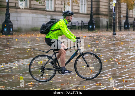 Preston, Lancashire. Regno Unito Meteo. 16 ottobre, 2019. Pesanti rovesci e piogge torrenziali nel centro della città come pendolari e agli acquirenti di visitare le strade della città in condizioni ventose. Credit:MediaWorldImages/AlamyLiveNews Foto Stock