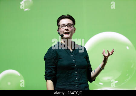 Charlotte Evans, Parasitologist, Università di East London, parlando della vita segreta di parassiti, sulla terra stadio, a New Scientist Live 2019 Foto Stock