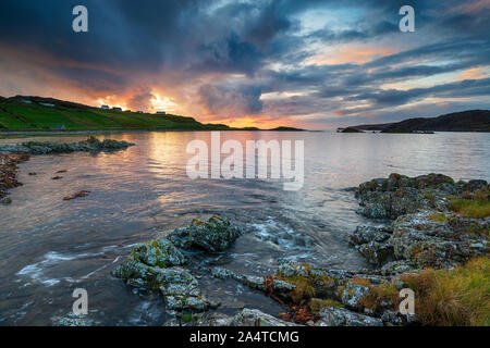 Tramonto spettacolare cielo sopra la spiaggia di Scourie nelle Highlands della Scozia Foto Stock