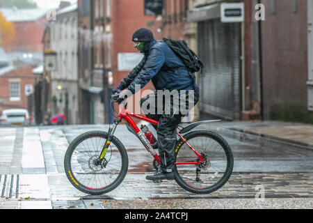 Preston, Lancashire. Regno Unito Meteo. 16 ottobre, 2019. Pesanti rovesci e piogge torrenziali nel centro della città come pendolari e agli acquirenti di visitare le strade della città in condizioni ventose. Credit:MediaWorldImages/AlamyLiveNews Foto Stock