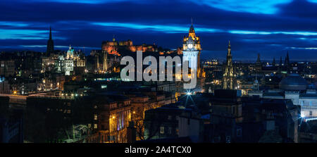Una classica vista da Calton Hill affacciato sulla skyline di Edimburgo. Foto Stock