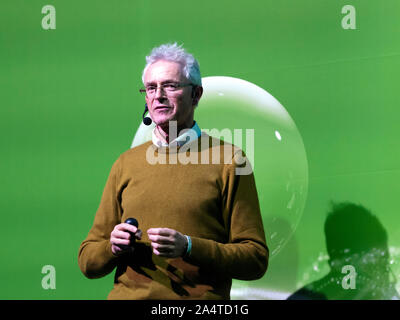 Andy Smith, Glaciologist per il British Antarctic Survey, parlando di come per la prima volta, l'acqua calda era usato per trapano 2 chilometri attraverso il ghiaccio antartico foglio. In fase di messa a terra a New Scientist Live 2019 Foto Stock