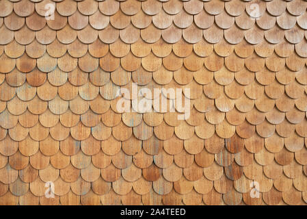 Facciata tradizionale rivestimento con un tetto marrone shingles Foto Stock