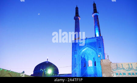 Lanterna nella vecchia città di Yazd, Iran. Parte della lista del Patrimonio Mondiale dell'UNESCO, la città vecchia di Yazd caratteristiche stradine strette e alloggiamento tradizionali. Foto Stock