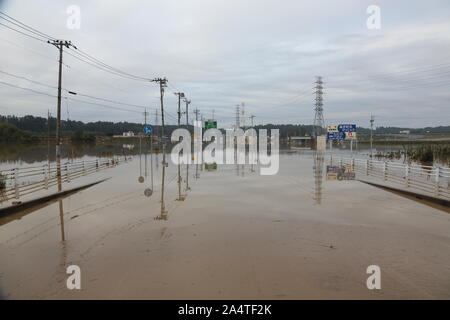 Mito per la città, Giappone. 15 ottobre, 2019. Vista di una zona allagata vicino al mito Kita Smart Interchange, profondità di allagamento 7m50cm.Il numero di morti sale a 48, due giorni dopo il tifone Hagibis passata attraverso il Giappone mentre 15 sono ancora mancanti e più di un centinaio di feriti come migliaia di truppe militari in missioni di soccorso in tutto il paese. Credito: SOPA Immagini limitata/Alamy Live News Foto Stock