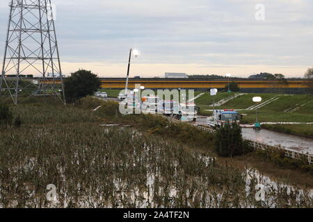 Mito per la città, Giappone. 15 ottobre, 2019. Svuotare i carrelli si muovono in una zona allagata dopo il tifone Hagibis.Il numero di morti sale a 48, due giorni dopo il tifone Hagibis passata attraverso il Giappone mentre 15 sono ancora mancanti e più di un centinaio di feriti come migliaia di truppe militari in missioni di soccorso in tutto il paese. Credito: SOPA Immagini limitata/Alamy Live News Foto Stock