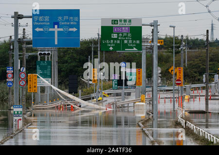 Mito per la città, Giappone. 15 ottobre, 2019. Jorban Expressway Mito Kita Interchange chiuso a causa di Naka allagamenti fluviali.Il numero di morti sale a 48, due giorni dopo il tifone Hagibis passata attraverso il Giappone mentre 15 sono ancora mancanti e più di un centinaio di feriti come migliaia di truppe militari in missioni di soccorso in tutto il paese. Credito: SOPA Immagini limitata/Alamy Live News Foto Stock