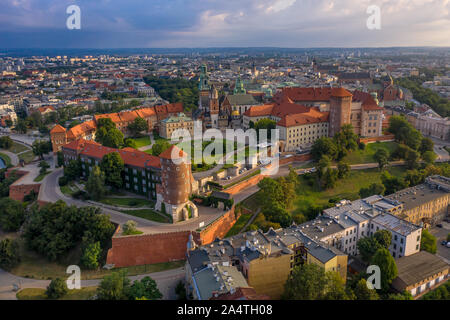 Castello del re polacco sul colle di Wawel a Cracovia. Ex capitale polacca città vecchia di mattina e calma la luce dell aumento del sole estivo. Foto Stock