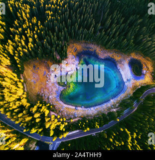 Lago di Carezza in Dolomitesn o Lago di Carezza, vista aerea nelle Dolomiti, Alto Adige, Italia. Foto Stock