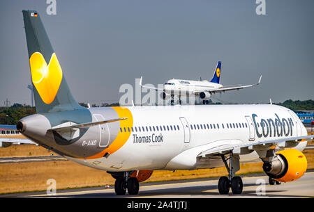 Francoforte, Hesse / Germania - 29 agosto 2018aeroplani di Condor (Airbus A321 - D-AIAD) e Lufthansa sulla pista di nord-ovest dell'aeroporto di Francoforte Foto Stock