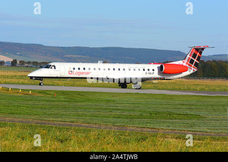 Un Embraer ERJ145 propulsori twin jet arrivando all'aeroporto di Inverness. Foto Stock