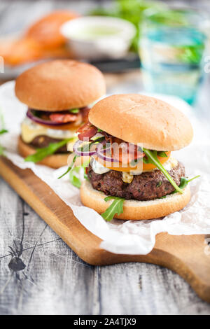 In casa gustosi hamburger con formaggio e pesto Foto Stock