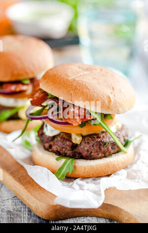 In casa gustosi hamburger con formaggio e pesto Foto Stock