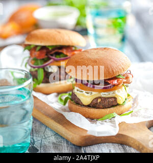 In casa gustosi hamburger con formaggio e pesto Foto Stock