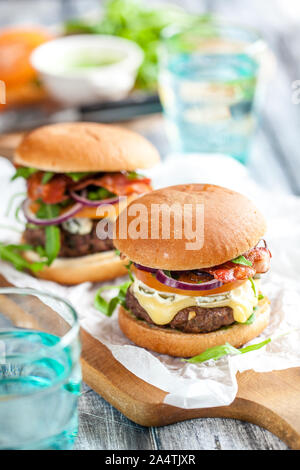 In casa gustosi hamburger con formaggio e pesto Foto Stock