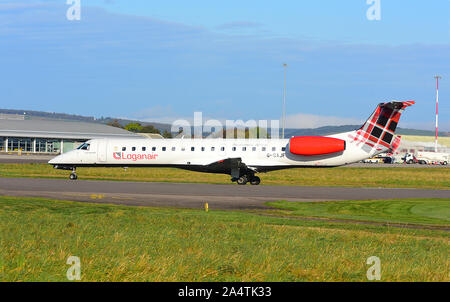 Un Embraer ERJ145 propulsori twin jet arrivando all'aeroporto di Inverness. Foto Stock