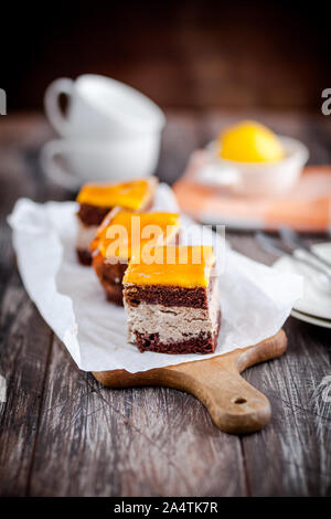 In casa torta al cioccolato con mousse di pesche Foto Stock