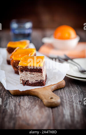 In casa torta al cioccolato con mousse di pesche Foto Stock