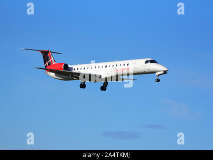 Un Embraer ERJ145 propulsori twin jet arrivando all'aeroporto di Inverness. Foto Stock