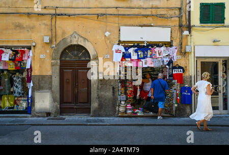 Vista sulla strada con negozi di souvenir per i turisti in un antico palazzo nel centro storico della famosa città di Pisa in estate, Toscana, Italia Foto Stock