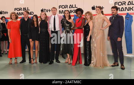 15 Ottobre 2019 - Westwood, California - Sonya Walger, Michael Dorman, Olivia Trujillo, Wrenn Scmidt, Joel Kinnaman, Jodi Balfour, Krys Marshall, Sarah Jones, Shantel VanSanten, Arturo del Puerto. Apple TV 's "per tutto il genere umano " Los Angeles Premiere detenute al Regency Village Theatre. Photo credit: Birdie Thompson/AdMedia /MediaPunch Foto Stock