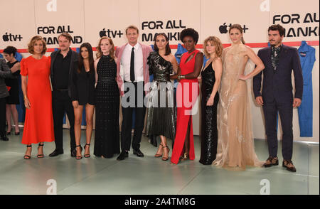 15 Ottobre 2019 - Westwood, California - Sonya Walger, Michael Dorman, Olivia Trujillo, Wrenn Scmidt, Joel Kinnaman, Jodi Balfour, Krys Marshall, Sarah Jones, Shantel VanSanten, Arturo del Puerto. Apple TV 's "per tutto il genere umano " Los Angeles Premiere detenute al Regency Village Theatre. Photo credit: Birdie Thompson/AdMedia /MediaPunch Foto Stock