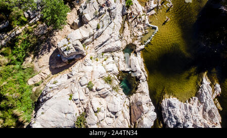 Vista Drone sulla colorata piscine naturali al Deep Creek hot springs, nel sud della California, Stati Uniti d'America Foto Stock