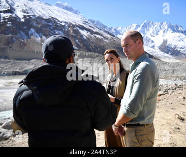 Il Duca e la Duchessa di Cambridge visita il ghiacciaio Chiatibo nell'Hindu Kush mountain range nel biglietto distretto di Khyber-Pakhunkwa Provincia in Pakistan il terzo giorno del royal visita. Foto Stock