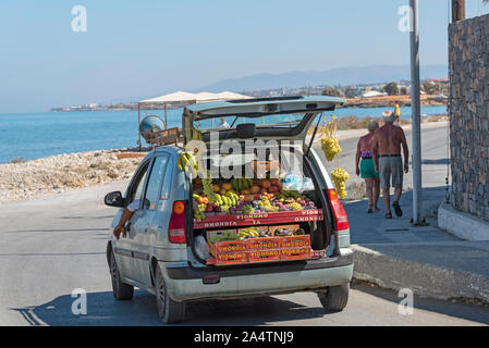 Gouves, Creta, Grecia, ottobre 2019. Un operatore mobile per la vendita di frutta dal retro di un veicolo su un angolo strret nella località balneare di Gouves, Cre Foto Stock