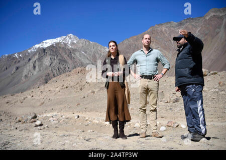 Il Duca e la Duchessa di Cambridge visita il ghiacciaio Chiatibo nell'Hindu Kush mountain range nel biglietto distretto di Khyber-Pakhunkwa Provincia in Pakistan il terzo giorno del royal visita. Foto Stock