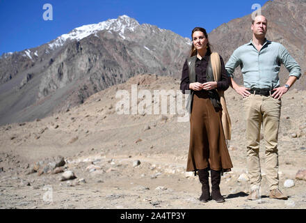 Il Duca e la Duchessa di Cambridge visita il ghiacciaio Chiatibo nell'Hindu Kush mountain range nel biglietto distretto di Khyber-Pakhunkwa Provincia in Pakistan il terzo giorno del royal visita. Foto Stock