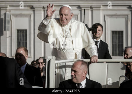 Città del Vaticano il Vaticano. 16 ottobre, 2019. Papa Francesco conduce l udienza generale in Piazza San Pietro. Credito: Giuseppe Ciccia/Alamy Live News Foto Stock