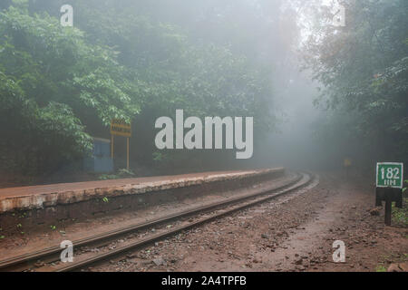 20 giu 2007-Aman Lodge stazione ferroviaria800.120 Neral MSL - Matheran Hill ferrovia; i Ghati Occidentali. INDIA Maharashtra Foto Stock