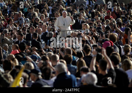 Città del Vaticano il Vaticano. 16 ottobre, 2019. Papa Francesco conduce l udienza generale in Piazza San Pietro. Credito: Giuseppe Ciccia/Alamy Live News Foto Stock
