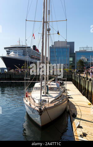 Canada, Halifax. Nova Scotia. Sul lungomare del porto. RMS Queen Mary 2 ormeggiato al Molo 21. Foto Stock