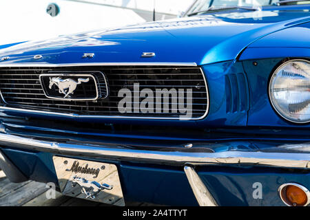 Canada, Halifax. Nova Scotia. Sul lungomare del porto. Ford Mustang sul display. Foto Stock