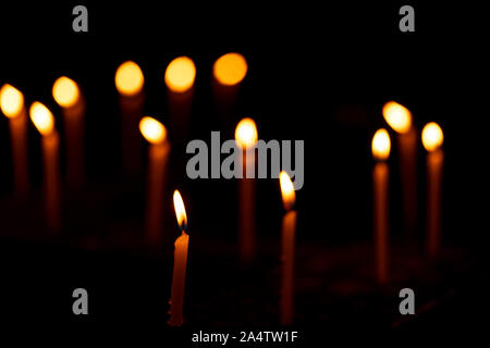 Diwali decorazione di sfondo - candele accese in una configurazione a zig-zag durante la festa indiana celebrazione. Concetto di indù, cristiani, buddisti, traditio Foto Stock