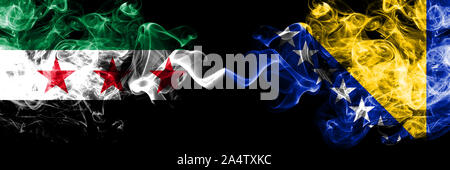 Repubblica Araba Siriana vs Bosnia ed Erzegovina, bosniaco bandiere di fumo affiancati. Spessa colorata fumo setosa bandiere di Siria e di opposizione Bosni Foto Stock