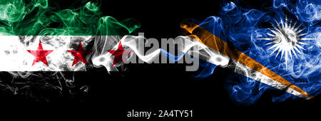Repubblica Araba Siriana vs Isole Marshall bandiere di fumo affiancati. Spessa colorata fumo setosa bandiere di Siria opposizione e Isole Marshall Foto Stock