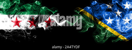 Repubblica Araba Siriana vs Isole Salomone bandiere di fumo affiancati. Spessa colorata fumo setosa bandiere di Siria opposizione e delle Isole Salomone Foto Stock