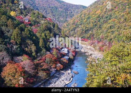 Montagna di colori autunnali in Arashiyama, Kyoto, Giappone Foto Stock