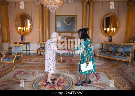 Queen Elizabeth II riceve l Ambasciatore della Repubblica di Liberia, Gurly Gibson, durante una udienza privata a Buckingham Palace di Londra. Foto di PA. Picture Data: mercoledì 16 ottobre, 2019. Vedere PA storia ROYAL Regina. Foto di credito dovrebbe leggere: Victoria Jones/filo PA Foto Stock